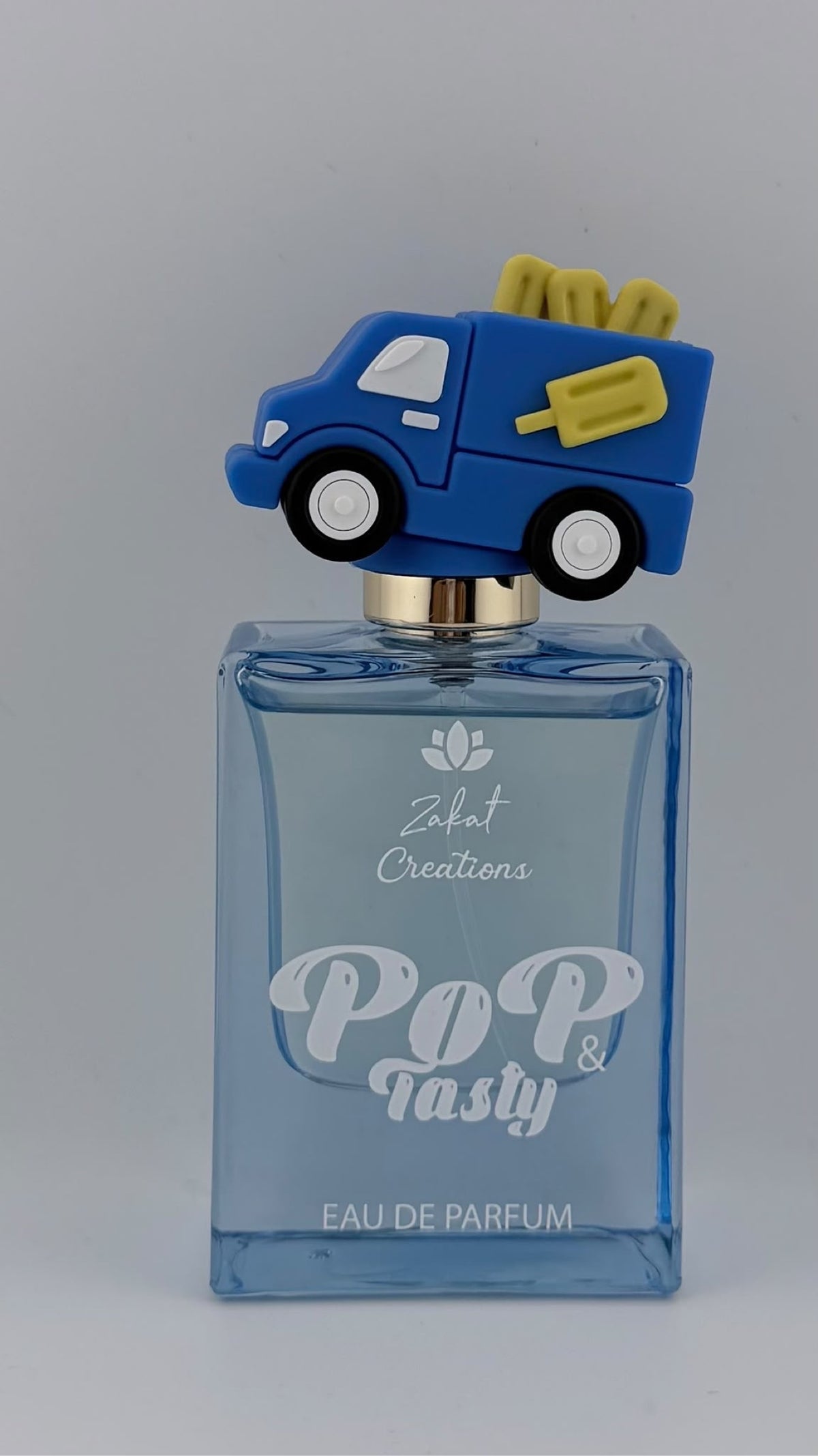 Perfume Pop & Tasty de Zakat Creations, Eau de Parfum 50 ml, frasco azul claro junto a su caja de regalo – Siblingsgo Miami