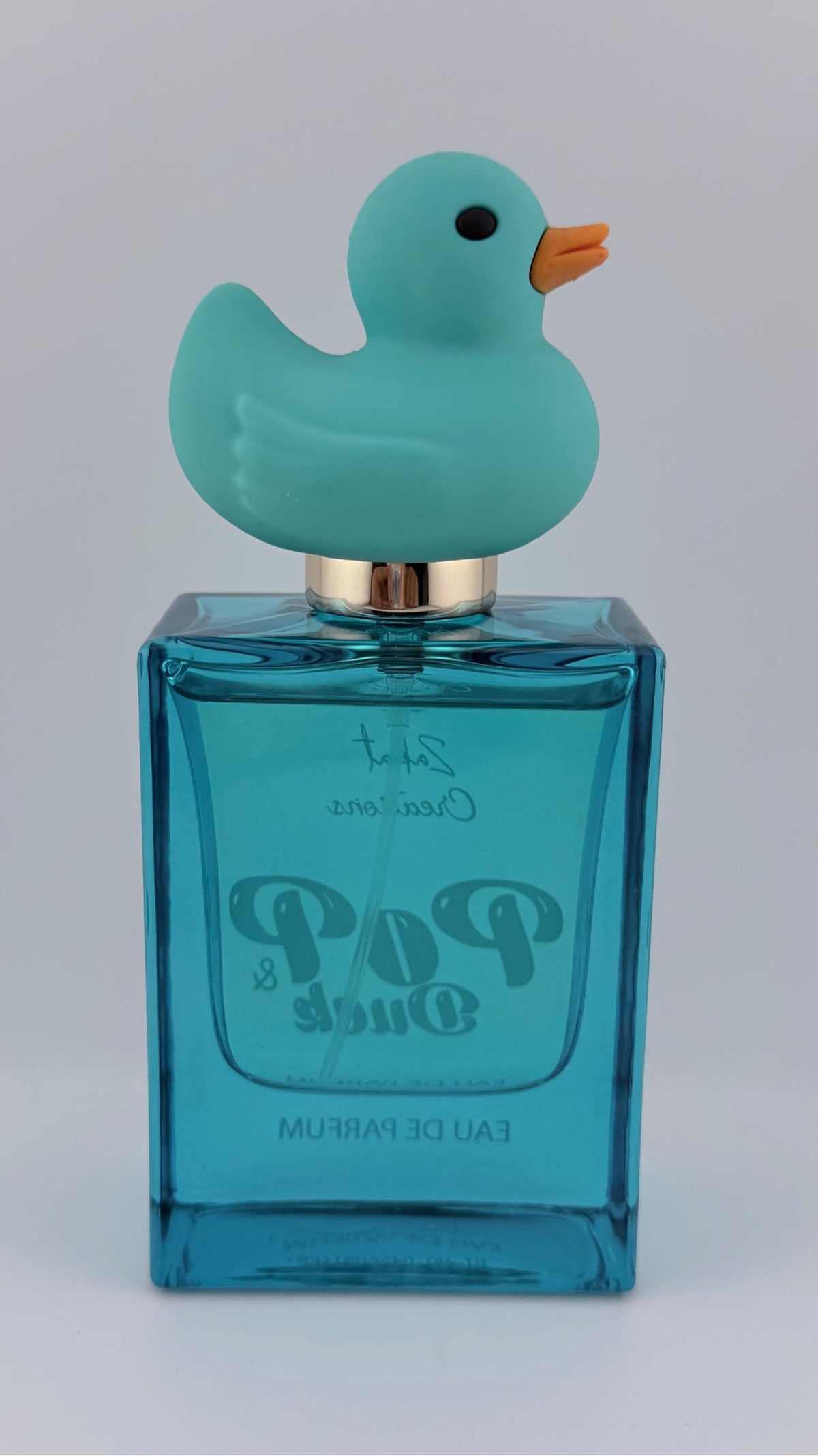 Perfume Pop & Duck de Zakat Creations, Eau de Parfum 50 ml, frasco azul con tapón de patito – detalle – Siblingsgo Miami